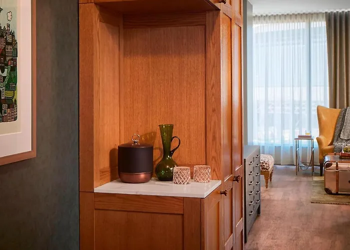 Zachary, Chicago, A Tribute Portfolio Hotel