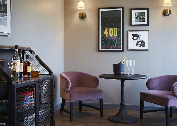 Zachary, Chicago, A Tribute Portfolio Hotel